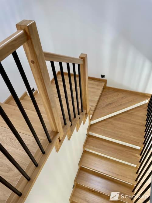 Zdjęcie schodów drewnianiych