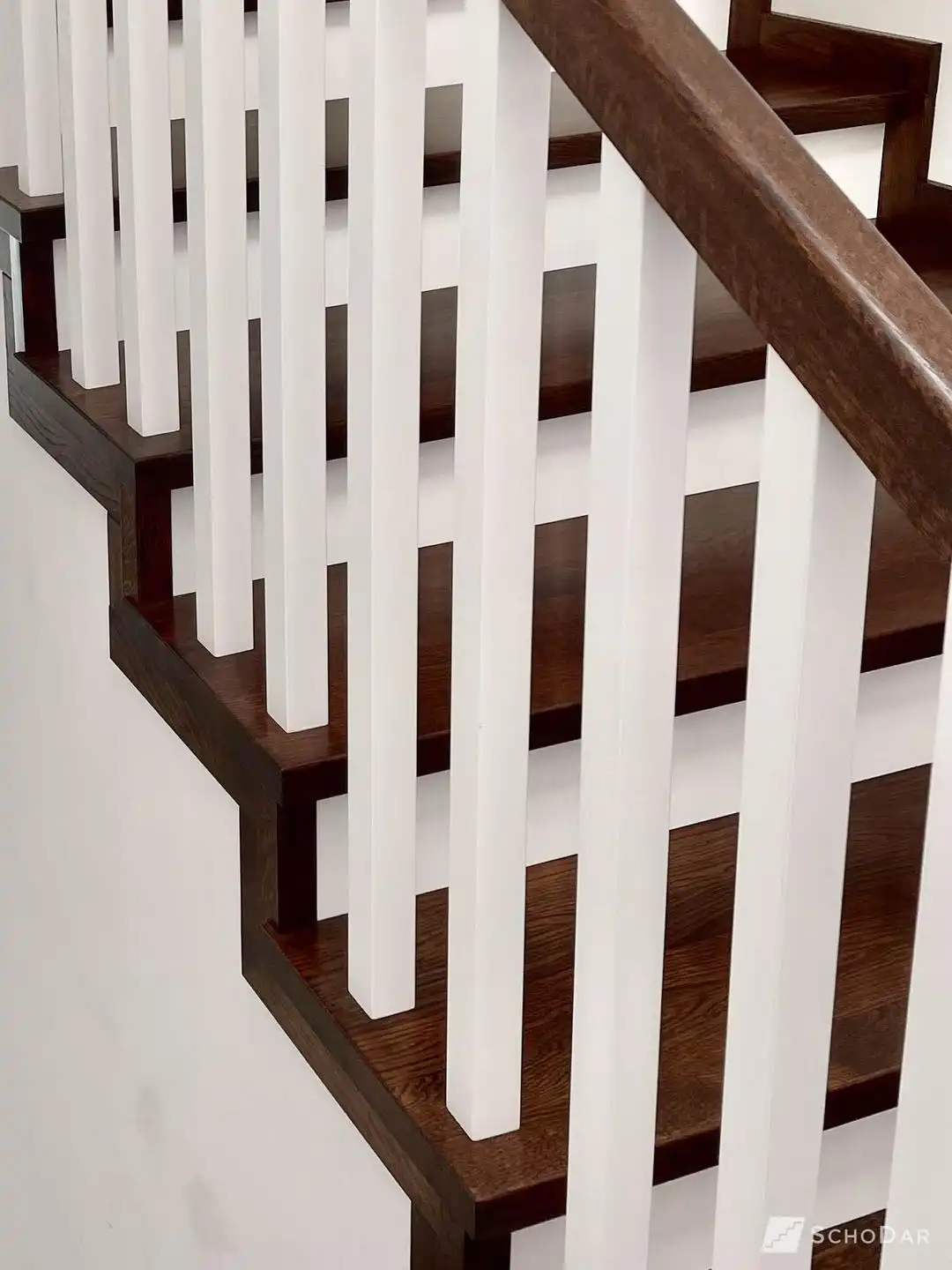 schody drewniane na betonie