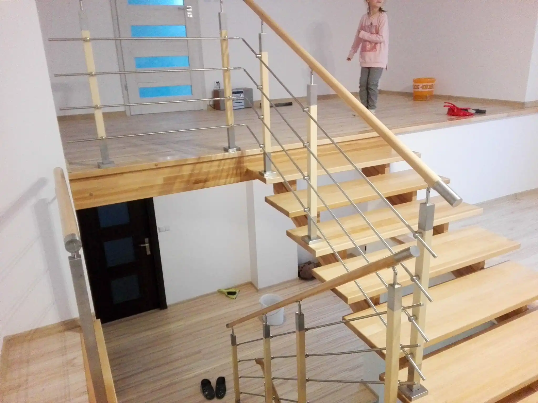 schody drewniane na betonie