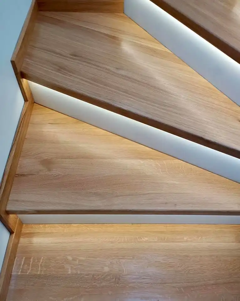 schody drewniane na betonie